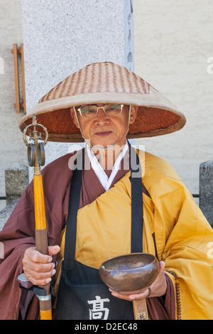 Le Japon, Honshu, Kansai, Osaka, Osaka, Temple Shitennoji, prêtre bouddhiste Zen de la collecte de l'Aumône Banque D'Images