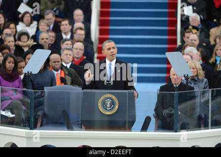 Le président Barack Obama livre son discours d'après avoir prêté serment pour un deuxième mandat en tant que président de l'United States par le juge en chef de la Cour suprême John Roberts au cours de sa cérémonie d'inauguration à le Capitole à Washington, D.C. le 21 janvier 2013. .Crédit : Pat Benic / Piscine via CNP Banque D'Images