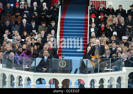 Le président Barack Obama musicien montres James Taylor chanter avant d'être prêté serment pour un second mandat en tant que le président des États-Unis par le juge en chef de la Cour suprême John Roberts au cours de sa cérémonie d'inauguration à le Capitole à Washington, D.C. le 21 janvier 2013. .Crédit : Pat Benic / Piscine via CNP Banque D'Images