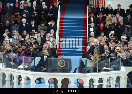 Le président Barack Obama musicien montres James Taylor chanter avant d'être prêté serment pour un second mandat en tant que le président des États-Unis par le juge en chef de la Cour suprême John Roberts au cours de sa cérémonie d'inauguration à le Capitole à Washington, D.C. le 21 janvier 2013. .Crédit : Pat Benic / Piscine via CNP Banque D'Images