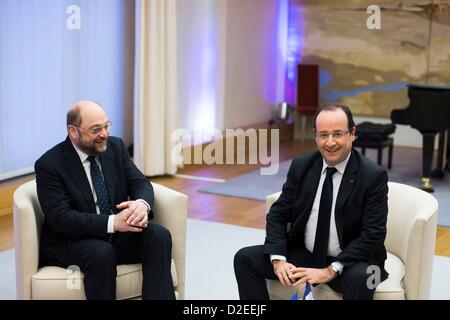 Le Président français François Hollande (R) rencontre le président du Parlement Européen Martin Schulz à l'ambassade de France à Berlin au cours d'une journée de célébrations marquant le 50e anniversaire de la Traité de l'Élysée, le 22 janvier 2013. Thomas Peter/dpa/Alamy live news./DPA/ALAMY LIVE NEWS. Banque D'Images