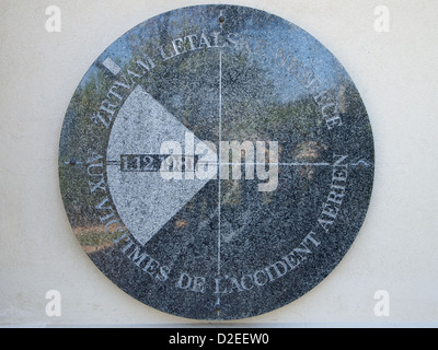 Une plaque pour les victimes d'un accident d'avion à petreto bicchisano sur l'île de Corse Banque D'Images