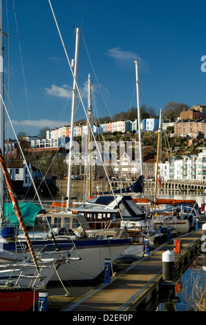Avec le port flottant bâtiments colorés de condensats chauds dans la distance bristol angleterre Banque D'Images