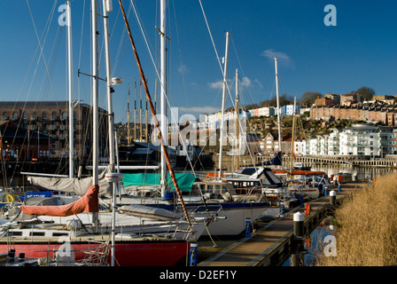 Avec le port flottant bâtiments colorés de condensats chauds dans la distance bristol angleterre Banque D'Images