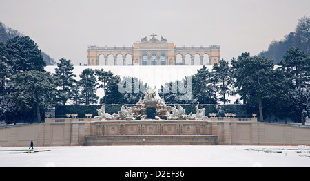 Vienne - Gloriette et fontaine de Neptune du Palais Schonbrunn en hiver Banque D'Images