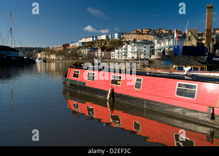 Bateau étroit sur port flottant avec les bâtiments colorés de condensats chauds dans la distance bristol angleterre Banque D'Images