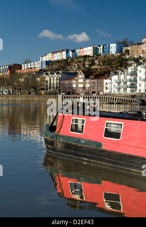 Bateau étroit sur port flottant avec les bâtiments colorés de condensats chauds dans la distance bristol angleterre Banque D'Images