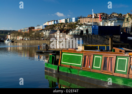 Bateau étroit sur port flottant avec les bâtiments colorés de condensats chauds dans la distance bristol angleterre Banque D'Images