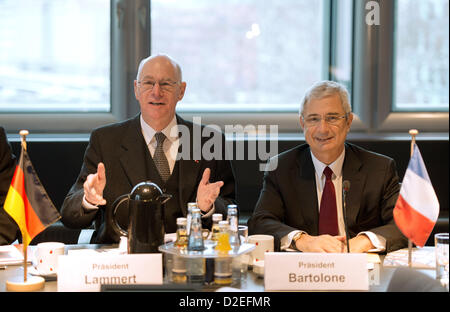 Le président du Bundestag Norbert Lammert (L) et président de l'Assemblée nationale Claude Bartolone s'asseoir à côté de l'autre avant la réunion du Présidium mutuelle à Berlin, Allemagne, 22 janvier 2013. C'est aujourd'hui le 50e anniversaire de l'Élysée traité. PHOTO : SOEREN STACHE Banque D'Images