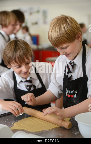 Les garçons au cours d'une leçon de science alimentaire à Pates Grammar School à Cheltenham, Gloucestershire Banque D'Images