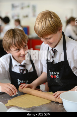 Les garçons au cours d'une leçon de science alimentaire à Pates Grammar School à Cheltenham, Gloucestershire Banque D'Images