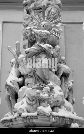 Vienne - Détail de l'ange de la colonne par la sainte Trinité baroque Urlich et Maria Trost Eglise en hiver. Banque D'Images