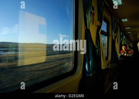 Un soldat chinois dans un train, Tibet, Chine Banque D'Images