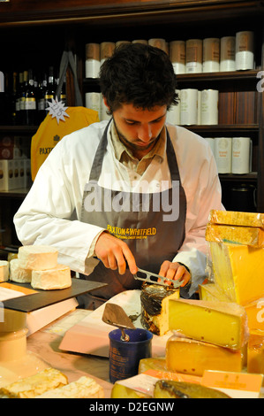 L'homme à la découpe du fromage Fromagerie Paxton et Whitfield, Jermyn Street, St James, London, England, UK Banque D'Images