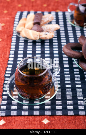 Tasse de thé avec une assiette de cookies studio shot Banque D'Images