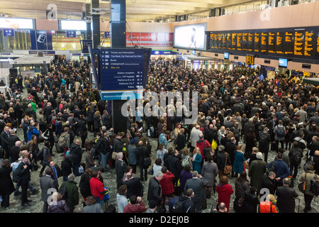 Un hall bondé à la gare de Euston à Londres Banque D'Images