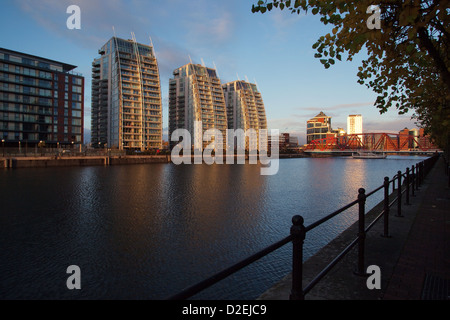 Salford Quays NV Bâtiments brillent dans le soleil d'hiver Detroit bridge (à droite) Banque D'Images