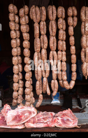 Madagascar, Ambositra, de viande de porc et saucisses à vendre à Butcher's shop window Banque D'Images