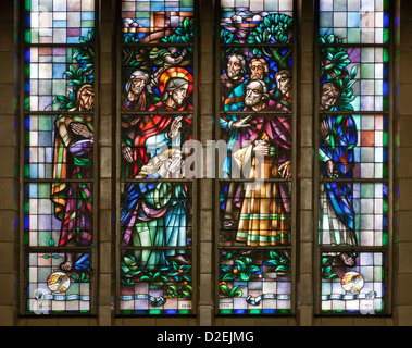 Bruxelles - Juin 22 : Jésus sauve la femme pécheresse. La vitre dans la Basilique du Sacré Coeur Banque D'Images