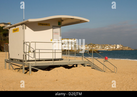 La plage de Porthminster Lifeguard hut donnant sur la baie de St Ives et Banque D'Images