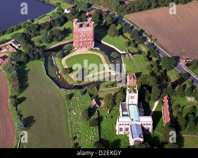 Vue aérienne de Tattershall Château et l'église Holy Trinity, Tattershall, Lincolnshire Banque D'Images