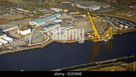 Vue aérienne de la Newcastle & Gateshead Millennium Bridge en construction au chantier Amec en novembre 2000 Banque D'Images