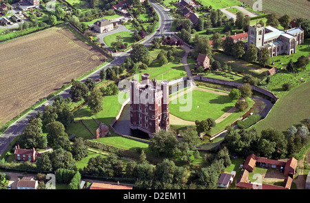 Vue aérienne de Tattershall Château et l'église Holy Trinity, Tattershall, Lincolnshire Banque D'Images