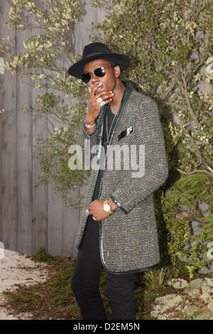 Le rappeur et producteur américain Theophilus London assiste au printemps/été 2013 Chanel collection présentée lors de la fashion week Haute Couture de Paris, à Paris, France, 22 janvier 2013. Défilés Haute Couture Paris exécuter jusqu'au 24 janvier 2013. Photo : Hendrik Ballhausen/dpa Banque D'Images