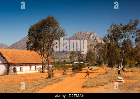 Madagascar, Ambalavao, grande maison dans le paysage rural rocky Banque D'Images