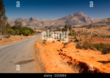 Madagascar, Ambalavao, la route nationale RN7 passant par Rocky rural landscape Banque D'Images