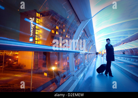 Air Atlanta Icelandic hôtesse de l'air, à l'aéroport de Manchester à l'intérieur du tube de Skylink Banque D'Images