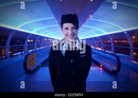 Air Atlanta Icelandic hôtesse de l'air, à l'aéroport de Manchester à l'intérieur du tube de Skylink Banque D'Images