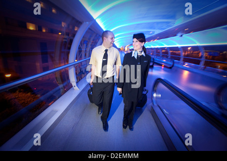 Air Atlanta Icelandic hôtesse de l'air, à l'aéroport de Manchester à l'intérieur du tube de Skylink Banque D'Images