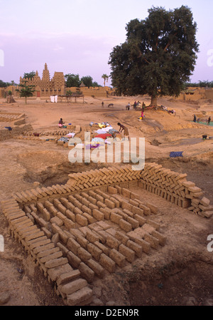 Le village de Birga sur les Dogon Dogon au Mali, en Afrique de l'Ouest. Montrant des briques de boue séchant au soleil utilisé pour la construction. Banque D'Images