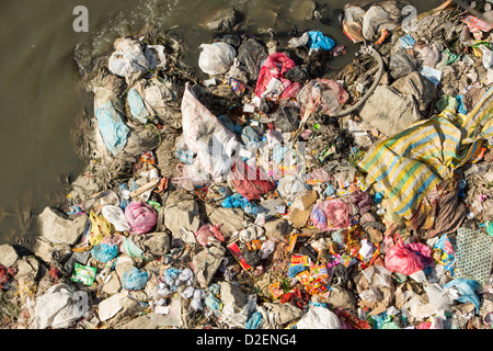 La rivière Bagmati Kathmandu au Népal à travers. La rivière est pleine de détritus et d'eaux usées brutes Banque D'Images