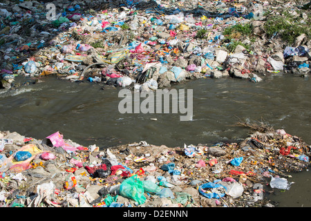 La rivière Bagmati Kathmandu au Népal à travers. La rivière est pleine de détritus et d'eaux usées brutes Banque D'Images