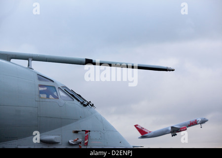 L'aviation de l'aéroport de Manchester park affichage Nimrod sur l'affichage public, comme un jet2 prend l'avion vers le ciel Banque D'Images