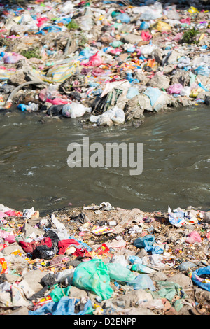 La rivière Bagmati Kathmandu au Népal à travers. La rivière est pleine de détritus et d'eaux usées brutes Banque D'Images