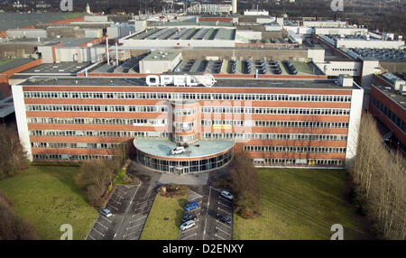 (Afp) un fichier photo datée du 29 décembre 2012 montre l'usine Opel de Bochum, en Allemagne. Opel prévoit de fermer la production de Bochum en 2016. Photo : Arnulf Stoffel Banque D'Images