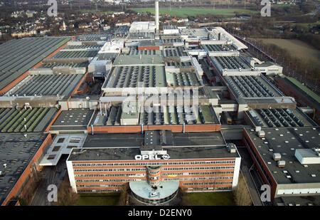 (Afp) un fichier photo datée du 29 décembre 2012 montre l'usine Opel de Bochum, en Allemagne. Opel prévoit de fermer la production de Bochum en 2016. Photo : Arnulf Stoffel Banque D'Images