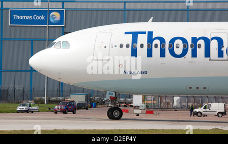 Airbus A330 Thomas Cook plan traversant le crochet de Thomas Cook à l'aéroport de Manchester Banque D'Images