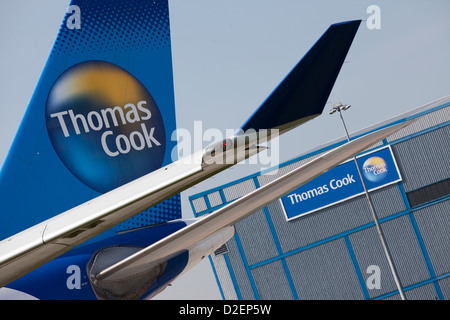 Airbus A330 Thomas Cook plan traversant le crochet de Thomas Cook à l'aéroport de Manchester Banque D'Images