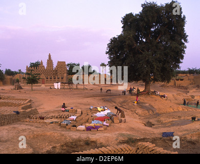 Le village de Birga sur les Dogon Dogon au Mali, en Afrique de l'Ouest. Montrant des briques de boue séchant au soleil utilisé pour la construction. Banque D'Images