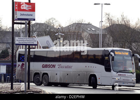 Gare de Johnstone, Renfrewshire, Écosse, Royaume-Uni, mardi 22 janvier 2013. Un service d'autobus de remplacement entre Johnstone et Kilwinning est en place à la suite d'un incendie à l'usine de recyclage WRC de Johnstone, dans le Renfrewshire, entraînant des annulations, des retards et des révisions de services sur la ligne entre Glasgow et Ayr Banque D'Images