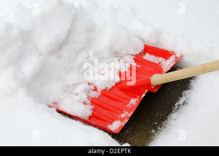 Une pelle à neige utilisée pour effacer un trottoir - close up Banque D'Images
