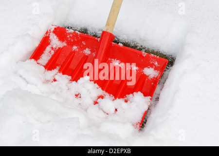 Une pelle à neige utilisée pour effacer un trottoir - close up Banque D'Images