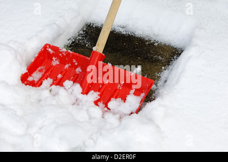 Une pelle à neige utilisée pour effacer un trottoir - close up Banque D'Images