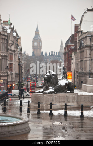 Trafalgar Square le matin enneigé de l'hiver avec le Big Ben en arrière-plan, Londres, Angleterre, Royaume-Uni. Banque D'Images