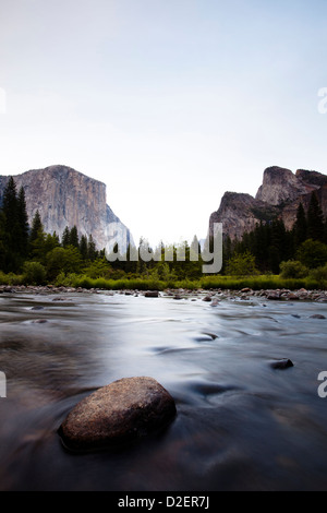La Merced River s'écoule doucement à travers les portes de la vallée Yosemite. Banque D'Images