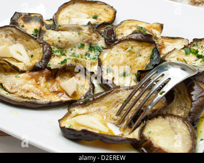 Aubergines grillées à l'huile d'olive, ail et persil Banque D'Images